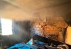 Incêndio causado por vela durante novena destrói casa em Arapuá Fachada de residência atingida por incêndio no bairro Bela Vista, em Arapuá.