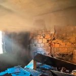 Incêndio causado por vela durante novena destrói casa em Arapuá Fachada de residência atingida por incêndio no bairro Bela Vista, em Arapuá.