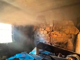 Incêndio causado por vela durante novena destrói casa em Arapuá Fachada de residência atingida por incêndio no bairro Bela Vista, em Arapuá.