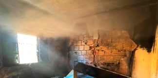 Incêndio causado por vela durante novena destrói casa em Arapuá Fachada de residência atingida por incêndio no bairro Bela Vista, em Arapuá.