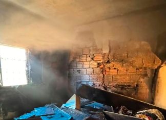 Incêndio causado por vela durante novena destrói casa em Arapuá Fachada de residência atingida por incêndio no bairro Bela Vista, em Arapuá.