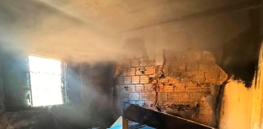 Incêndio causado por vela durante novena destrói casa em Arapuá Fachada de residência atingida por incêndio no bairro Bela Vista, em Arapuá.