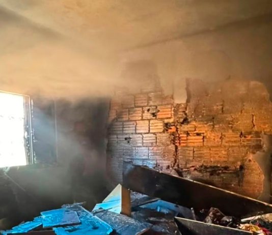 Incêndio causado por vela durante novena destrói casa em Arapuá Fachada de residência atingida por incêndio no bairro Bela Vista, em Arapuá.
