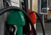 Justiça é acionada pelo MPF para barrar novo teor de 32% de etanol na gasolina Foto de bomba de combustível em um posto, com foco na marcação de gasolina.