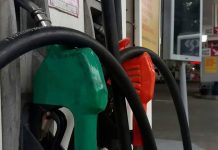 Justiça é acionada pelo MPF para barrar novo teor de 32% de etanol na gasolina Foto de bomba de combustível em um posto, com foco na marcação de gasolina.
