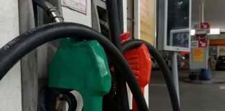Justiça é acionada pelo MPF para barrar novo teor de 32% de etanol na gasolina Foto de bomba de combustível em um posto, com foco na marcação de gasolina.
