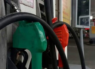 Justiça é acionada pelo MPF para barrar novo teor de 32% de etanol na gasolina Foto de bomba de combustível em um posto, com foco na marcação de gasolina.