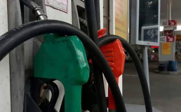 Justiça é acionada pelo MPF para barrar novo teor de 32% de etanol na gasolina Foto de bomba de combustível em um posto, com foco na marcação de gasolina.