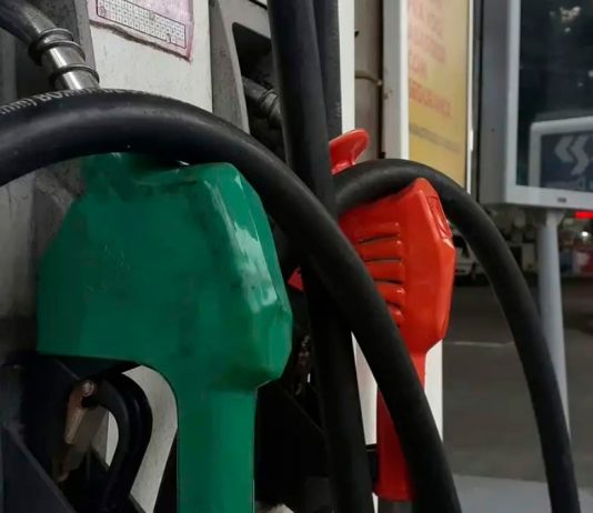 Justiça é acionada pelo MPF para barrar novo teor de 32% de etanol na gasolina Foto de bomba de combustível em um posto, com foco na marcação de gasolina.
