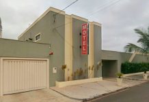 Motel em Uberaba registra acidente com banheira e incêndio em caldeira no mesmo dia Viatura do Corpo de Bombeiros estacionada na entrada de um motel