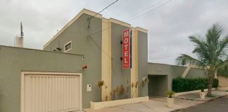 Motel em Uberaba registra acidente com banheira e incêndio em caldeira no mesmo dia Viatura do Corpo de Bombeiros estacionada na entrada de um motel