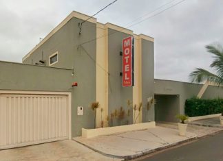Motel em Uberaba registra acidente com banheira e incêndio em caldeira no mesmo dia Viatura do Corpo de Bombeiros estacionada na entrada de um motel
