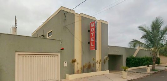 Motel em Uberaba registra acidente com banheira e incêndio em caldeira no mesmo dia Viatura do Corpo de Bombeiros estacionada na entrada de um motel