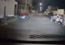 Confraternização termina em tentativa de homicídio no bairro Jardim Brasília Viatura da Polícia Militar atendendo ocorrência em rua residencial.