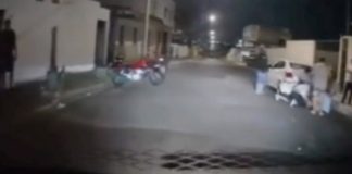 Confraternização termina em tentativa de homicídio no bairro Jardim Brasília Viatura da Polícia Militar atendendo ocorrência em rua residencial.