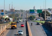 DNIT remove 23 radares em rodovias de Uberlândia; veja o que muda no trânsito Equipes trabalhando na remoção de radar de velocidade em rodovia federal.