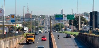 DNIT remove 23 radares em rodovias de Uberlândia; veja o que muda no trânsito Equipes trabalhando na remoção de radar de velocidade em rodovia federal.