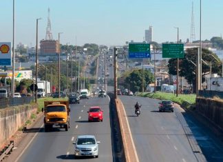 DNIT remove 23 radares em rodovias de Uberlândia; veja o que muda no trânsito Equipes trabalhando na remoção de radar de velocidade em rodovia federal.