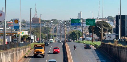 DNIT remove 23 radares em rodovias de Uberlândia; veja o que muda no trânsito Equipes trabalhando na remoção de radar de velocidade em rodovia federal.