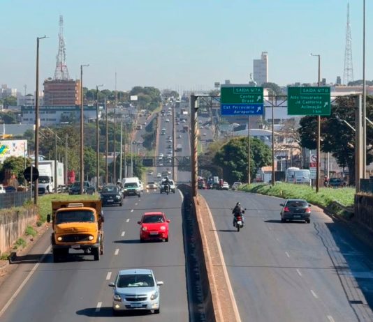 DNIT remove 23 radares em rodovias de Uberlândia; veja o que muda no trânsito Equipes trabalhando na remoção de radar de velocidade em rodovia federal.