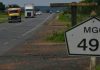 “Rodovia da Morte”: MPMG cobra acostamentos e duplicação entre Uberlândia e Prata Trecho da rodovia MGC-497 com tráfego intenso e falta de acostamento adequado.