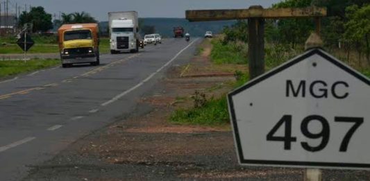“Rodovia da Morte”: MPMG cobra acostamentos e duplicação entre Uberlândia e Prata Trecho da rodovia MGC-497 com tráfego intenso e falta de acostamento adequado.