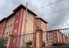 Briga entre casal causa alvoroço e mobiliza seis viaturas no Bairro Alvorada Viaturas da Polícia Militar estacionadas em frente à entrada de um condomínio residencial.