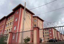 Briga entre casal causa alvoroço e mobiliza seis viaturas no Bairro Alvorada Viaturas da Polícia Militar estacionadas em frente à entrada de um condomínio residencial.