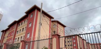 Briga entre casal causa alvoroço e mobiliza seis viaturas no Bairro Alvorada Viaturas da Polícia Militar estacionadas em frente à entrada de um condomínio residencial.