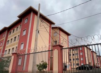 Briga entre casal causa alvoroço e mobiliza seis viaturas no Bairro Alvorada Viaturas da Polícia Militar estacionadas em frente à entrada de um condomínio residencial.