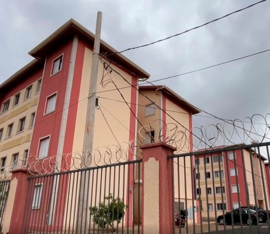 Briga entre casal causa alvoroço e mobiliza seis viaturas no Bairro Alvorada Viaturas da Polícia Militar estacionadas em frente à entrada de um condomínio residencial.