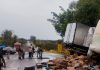 Colisão grave entre carreta e ônibus na BR-040 em Três Marias resulta em mortes e feridos Veículos danificados após colisão entre ônibus e carreta na BR-040 em Três Marias.