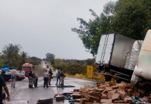 Colisão grave entre carreta e ônibus na BR-040 em Três Marias resulta em mortes e feridos Veículos danificados após colisão entre ônibus e carreta na BR-040 em Três Marias.