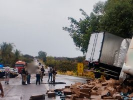 Colisão grave entre carreta e ônibus na BR-040 em Três Marias resulta em mortes e feridos Veículos danificados após colisão entre ônibus e carreta na BR-040 em Três Marias.