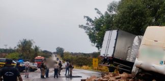 Colisão grave entre carreta e ônibus na BR-040 em Três Marias resulta em mortes e feridos Veículos danificados após colisão entre ônibus e carreta na BR-040 em Três Marias.