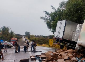 Colisão grave entre carreta e ônibus na BR-040 em Três Marias resulta em mortes e feridos Veículos danificados após colisão entre ônibus e carreta na BR-040 em Três Marias.