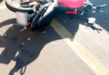 Jovem de 19 anos sofre acidente grave após colidir com caminhão estacionado na Avenida Araguari Atendimento de socorro a jovem motociclista após grave acidente na Avenida Araguari em Uberlândia.