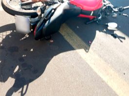 Jovem de 19 anos sofre acidente grave após colidir com caminhão estacionado na Avenida Araguari Atendimento de socorro a jovem motociclista após grave acidente na Avenida Araguari em Uberlândia.
