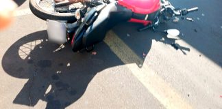 Jovem de 19 anos sofre acidente grave após colidir com caminhão estacionado na Avenida Araguari Atendimento de socorro a jovem motociclista após grave acidente na Avenida Araguari em Uberlândia.