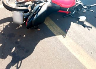 Jovem de 19 anos sofre acidente grave após colidir com caminhão estacionado na Avenida Araguari Atendimento de socorro a jovem motociclista após grave acidente na Avenida Araguari em Uberlândia.