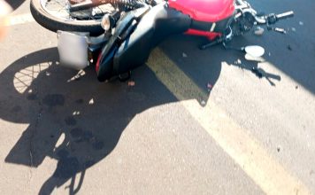 Jovem de 19 anos sofre acidente grave após colidir com caminhão estacionado na Avenida Araguari Atendimento de socorro a jovem motociclista após grave acidente na Avenida Araguari em Uberlândia.