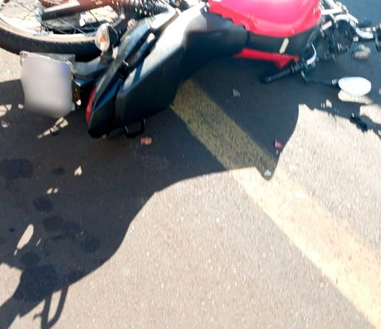 Jovem de 19 anos sofre acidente grave após colidir com caminhão estacionado na Avenida Araguari Atendimento de socorro a jovem motociclista após grave acidente na Avenida Araguari em Uberlândia.