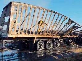 Grave acidente entre ônibus e caminhão na BR-040 deixa dois mortos e 25 feridos em Minas Gerais Caminhão e ônibus destruídos após colisão frontal com incêndio na BR-040 em Minas Gerais.