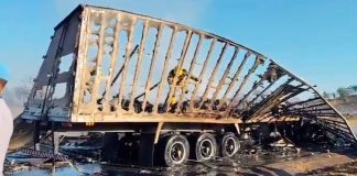 Grave acidente entre ônibus e caminhão na BR-040 deixa dois mortos e 25 feridos em Minas Gerais Caminhão e ônibus destruídos após colisão frontal com incêndio na BR-040 em Minas Gerais.