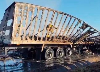 Grave acidente entre ônibus e caminhão na BR-040 deixa dois mortos e 25 feridos em Minas Gerais Caminhão e ônibus destruídos após colisão frontal com incêndio na BR-040 em Minas Gerais.