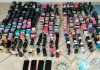 Homem é preso em flagrante com estoque de ‘vapes’ no Granada, em Uberlândia Vários cigarros eletrônicos, celulares e notas de dinheiro apreendidos pela polícia dispostos sobre uma mesa