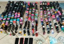 Homem é preso em flagrante com estoque de ‘vapes’ no Granada, em Uberlândia Vários cigarros eletrônicos, celulares e notas de dinheiro apreendidos pela polícia dispostos sobre uma mesa