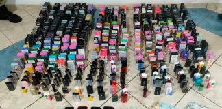 Homem é preso em flagrante com estoque de ‘vapes’ no Granada, em Uberlândia Vários cigarros eletrônicos, celulares e notas de dinheiro apreendidos pela polícia dispostos sobre uma mesa