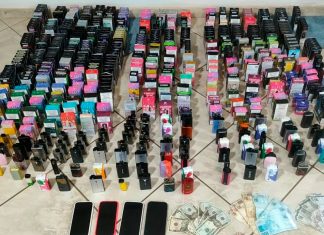 Homem é preso em flagrante com estoque de ‘vapes’ no Granada, em Uberlândia Vários cigarros eletrônicos, celulares e notas de dinheiro apreendidos pela polícia dispostos sobre uma mesa