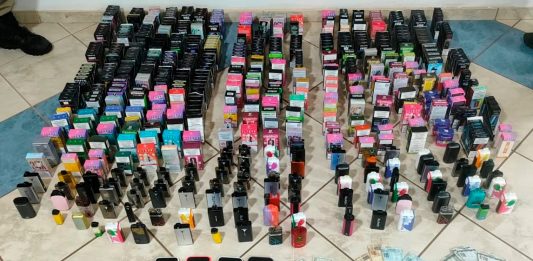 Homem é preso em flagrante com estoque de ‘vapes’ no Granada, em Uberlândia Vários cigarros eletrônicos, celulares e notas de dinheiro apreendidos pela polícia dispostos sobre uma mesa